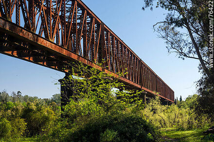 Puente ferroviario sobre la Avenida Churchill y que cruza el río Yí (2021) - Departamento de Durazno - URUGUAY. Foto No. 76422
