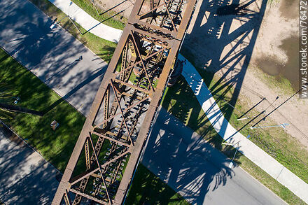 Vista aérea del puente ferroviario reticulado de hierro que cruza el río Yí hacia Santa Bernardina - Departamento de Durazno - URUGUAY. Foto No. 76472