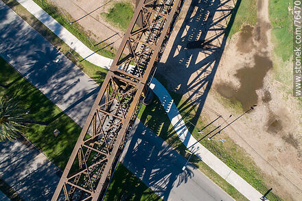 Vista aérea del puente ferroviario reticulado de hierro que cruza el río Yí hacia Santa Bernardina - Departamento de Durazno - URUGUAY. Foto No. 76470