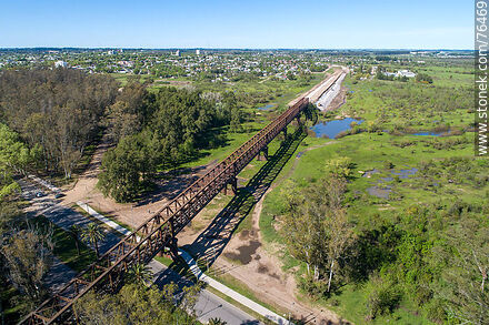 Vista aérea del puente ferroviario reticulado de hierro que cruza el río Yí hacia Durazno - Departamento de Durazno - URUGUAY. Foto No. 76469
