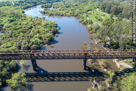 Vista aérea del puente ferroviario reticulado de hierro que cruza el río Yí hacia Santa Bernardina - Departamento de Durazno - URUGUAY. Foto No. 76466