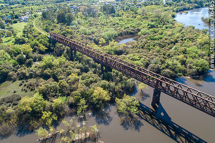 Vista aérea del puente ferroviario reticulado de hierro que cruza el río Yí hacia Santa Bernardina - Departamento de Durazno - URUGUAY. Foto No. 76465