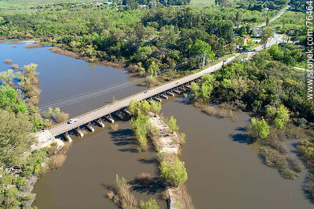 Vista aérea del Puente Viejo que cruza el río Yí hacia Santa Bernardina - Departamento de Durazno - URUGUAY. Foto No. 76464