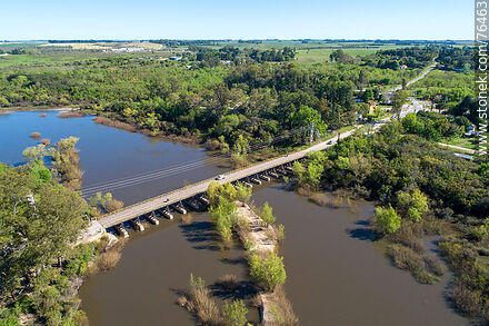 Vista aérea del Puente Viejo que cruza el río Yí hacia Santa Bernardina - Departamento de Durazno - URUGUAY. Foto No. 76463