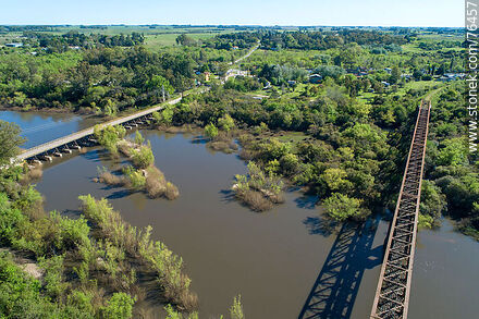 Vista aérea del puente ferroviario y el Puente Viejo reconstruido que cruzan el río Yí hacia Santa Bernardina - Departamento de Durazno - URUGUAY. Foto No. 76457