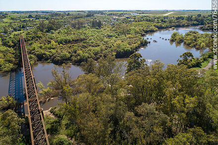 Vista aérea del puente ferroviario reticulado de hierro que cruza el río Yí hacia Santa Bernardina - Departamento de Durazno - URUGUAY. Foto No. 76456