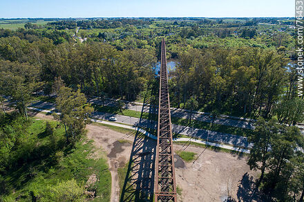 Vista aérea del puente ferroviario reticulado de hierro que cruza el río Yí hacia Santa Bernardina - Departamento de Durazno - URUGUAY. Foto No. 76453