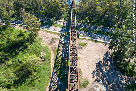 Vista aérea del puente ferroviario reticulado de hierro que cruza el río Yí hacia Santa Bernardina - Departamento de Durazno - URUGUAY. Foto No. 76452