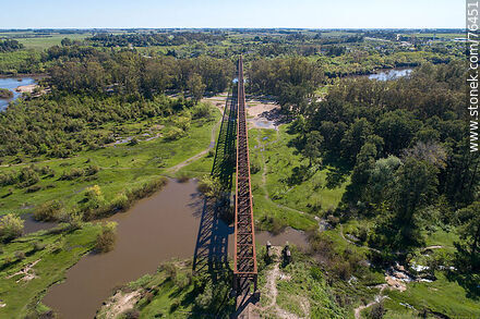 Vista aérea del puente ferroviario reticulado de hierro que cruza el río Yí hacia Santa Bernardina - Departamento de Durazno - URUGUAY. Foto No. 76451