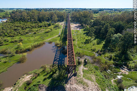Vista aérea del puente ferroviario reticulado de hierro que cruza el río Yí hacia Santa Bernardina - Departamento de Durazno - URUGUAY. Foto No. 76450
