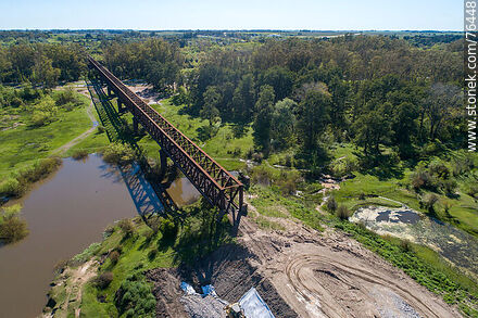 Vista aérea del puente ferroviario reticulado de hierro que cruza el río Yí hacia Santa Bernardina - Departamento de Durazno - URUGUAY. Foto No. 76448