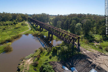 Vista aérea del puente ferroviario reticulado de hierro que cruza el río Yí hacia Santa Bernardina - Departamento de Durazno - URUGUAY. Foto No. 76446