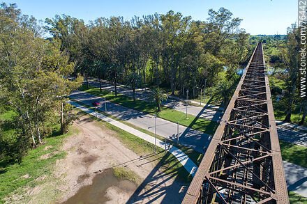Vista aérea del puente ferroviario reticulado de hierro que cruza el río Yí hacia Santa Bernardina. Avenida Churchill - Departamento de Durazno - URUGUAY. Foto No. 76442