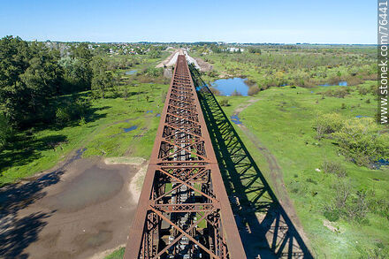 Vista aérea del puente ferroviario reticulado de hierro que cruza el río Yí hacia Durazno - Departamento de Durazno - URUGUAY. Foto No. 76441