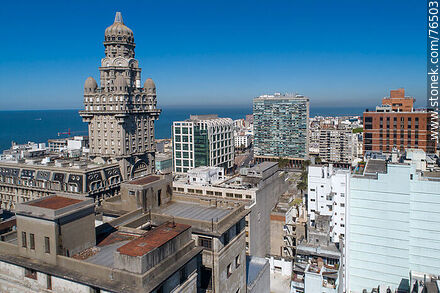 Vista aérea del Palacio Salvo y su entorno - Departamento de Montevideo - URUGUAY. Foto No. 76503