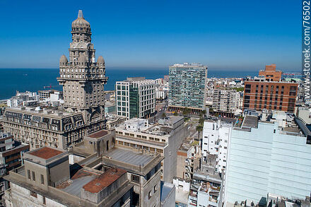 Vista aérea del Palacio Salvo y su entorno - Departamento de Montevideo - URUGUAY. Foto No. 76502