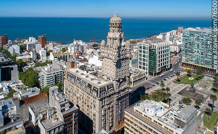 Vista aérea del Palacio Salvo y su entorno, Plaza Independencia, Torre Ejecutiva, Edificio Ciudadela - Departamento de Montevideo - URUGUAY. Foto No. 76500