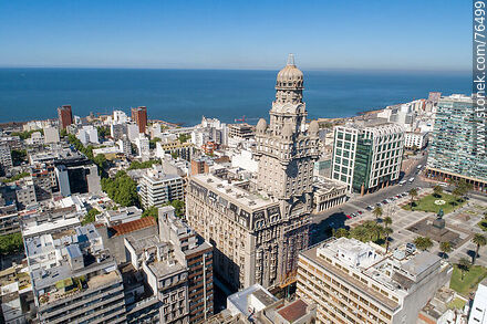 Vista aérea del Palacio Salvo y su entorno, Plaza Independencia, Torre Ejecutiva, Edificio Ciudadela - Departamento de Montevideo - URUGUAY. Foto No. 76499