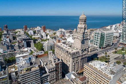 Vista aérea del Palacio Salvo y su entorno, Plaza Independencia, Torre Ejecutiva, Edificio Ciudadela - Departamento de Montevideo - URUGUAY. Foto No. 76496