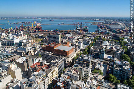 Vista aérea del Centro, sala Adela Reta (SODRE), Banco Central, rambla portuaria y puerto - Departamento de Montevideo - URUGUAY. Foto No. 76489