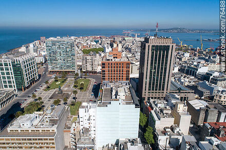 Vista aérea de la Plaza Independencia, Torre Ejecutiva, edificio Ciudadela y Hotel Radisson - Departamento de Montevideo - URUGUAY. Foto No. 76488