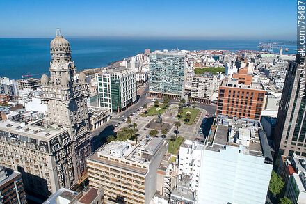 Vista aérea del Palacio Salvo y su entorno - Departamento de Montevideo - URUGUAY. Foto No. 76487