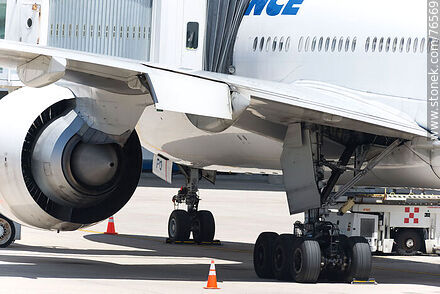 Turbina, ala y tren de aterrizaje de un Boeing 777 de Air France - Departamento de Canelones - URUGUAY. Foto No. 76569
