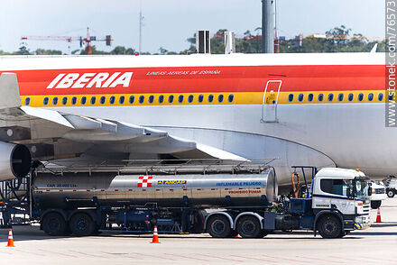Carga de combustible en el avión de Iberia - Departamento de Canelones - URUGUAY. Foto No. 76573