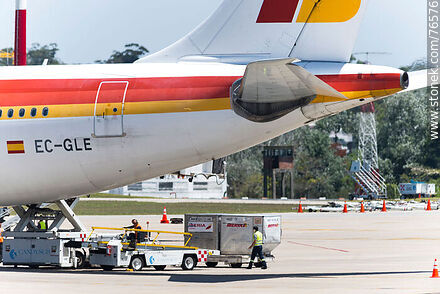 Carga de valijas de equipaje en el avión de Iberia - Departamento de Canelones - URUGUAY. Foto No. 76576