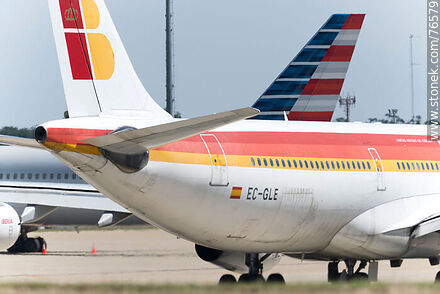 Colas de los aviones de Iberia y American Airlines - Departamento de Canelones - URUGUAY. Foto No. 76579