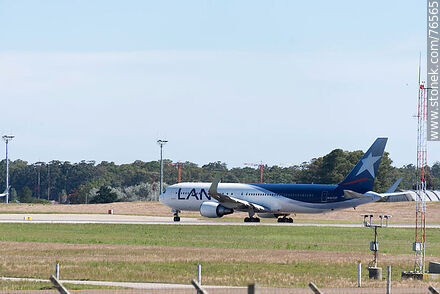 Avión Airbus A319 de LAN - Departamento de Canelones - URUGUAY. Foto No. 76565