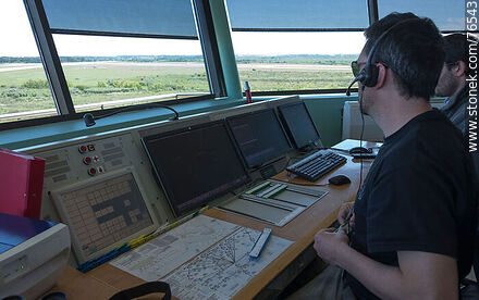 Controladores aéreos en la torre - Departamento de Canelones - URUGUAY. Foto No. 76543