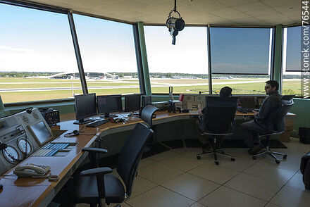 Controladores aéreos en la torre - Departamento de Canelones - URUGUAY. Foto No. 76544
