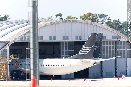 Aviones de Alas Uruguay en un hangar - Department of Canelones - URUGUAY. Photo #76586