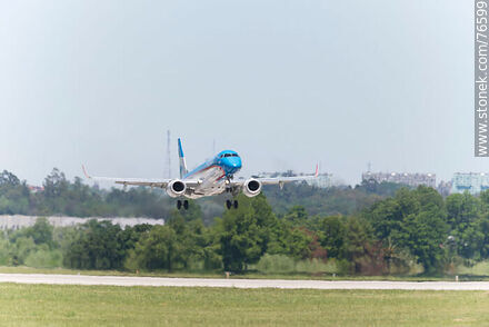 Avión Embraer 190 de Austral aterrizando - Departamento de Canelones - URUGUAY. Foto No. 76599