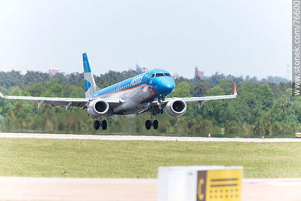 Avión Embraer 190 de Austral aterrizando - Departamento de Canelones - URUGUAY. Foto No. 76600