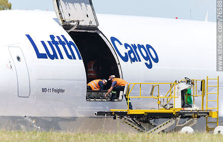 Descarga del avión MD-11 Freighter de Lufthansa cargo - Department of Canelones - URUGUAY. Photo #76588