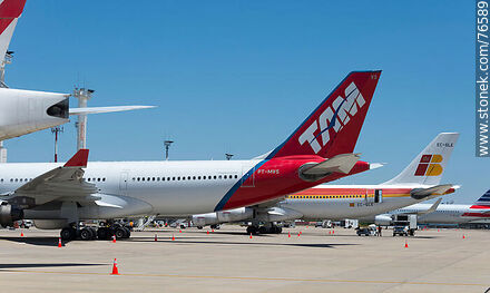 Aviones de TAM, Iberia y American Airlines en la terminal - Departamento de Canelones - URUGUAY. Foto No. 76589