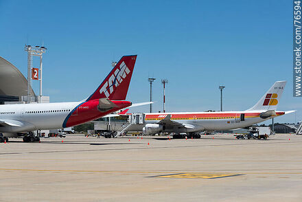 Aviones de TAM e Iberia - Departamento de Canelones - URUGUAY. Foto No. 76594
