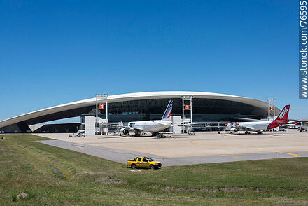 Terminal vista desde la pista con aviones de Air France y TAM - Departamento de Canelones - URUGUAY. Foto No. 76595