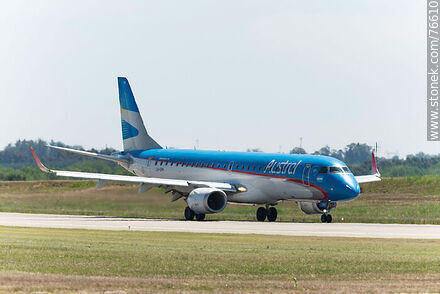 Avión Embraer 190 de Austral llegando a la terminal - Departamento de Canelones - URUGUAY. Foto No. 76610