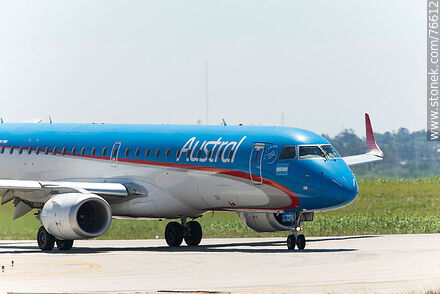 Avión Embraer 190 de Austral llegando a la terminal - Departamento de Canelones - URUGUAY. Foto No. 76612