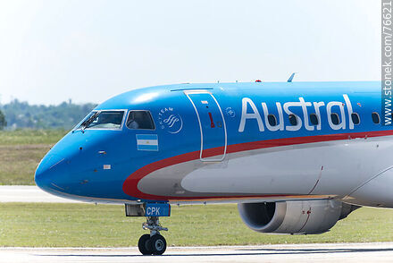 Avión Embraer 190 de Austral llegando a la terminal - Departamento de Canelones - URUGUAY. Foto No. 76621