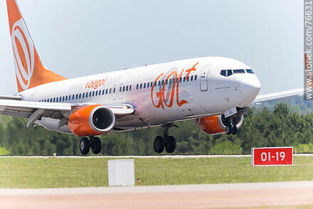 Boeing 737 de Gol aterrizando en la pista 01-19 - Departamento de Canelones - URUGUAY. Foto No. 76631