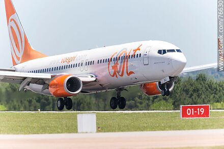 Boeing 737 de Gol aterrizando en la pista 01-19 - Departamento de Canelones - URUGUAY. Foto No. 76630