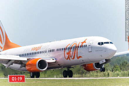 Boeing 737 de Gol aterrizando en la pista 01-19 - Departamento de Canelones - URUGUAY. Foto No. 76632