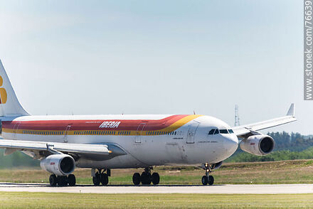 Avión Airbus A340 de Iberia - Departamento de Canelones - URUGUAY. Foto No. 76639