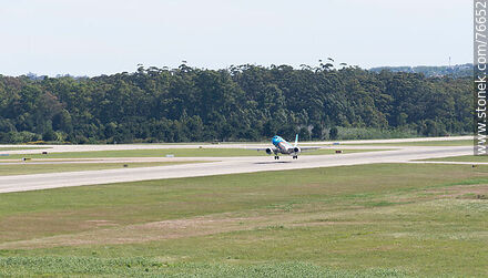 Avión Embraer 190 de Austral decolando - Departamento de Canelones - URUGUAY. Foto No. 76652