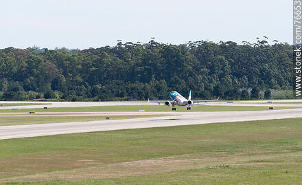 Avión Embraer 190 de Austral decolando - Departamento de Canelones - URUGUAY. Foto No. 76653