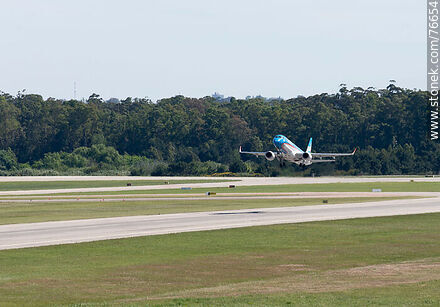 Avión Embraer 190 de Austral decolando - Departamento de Canelones - URUGUAY. Foto No. 76654